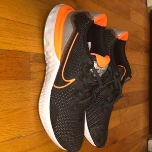 Nike Renew Runs ‘Total Orange’ Running Sneakers